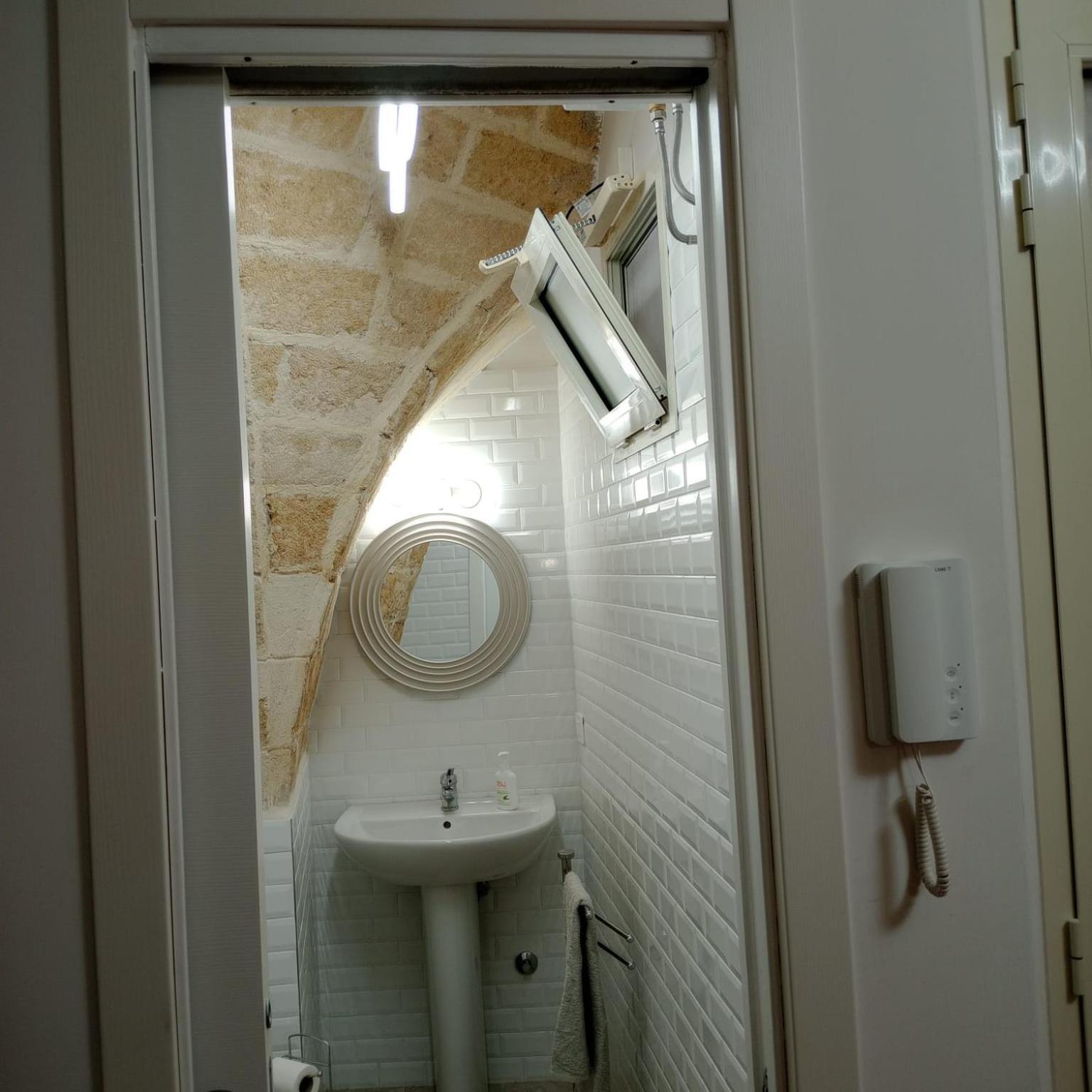 Casa Vacanza Nel Cuore Della Pietra Barletta Exterior foto