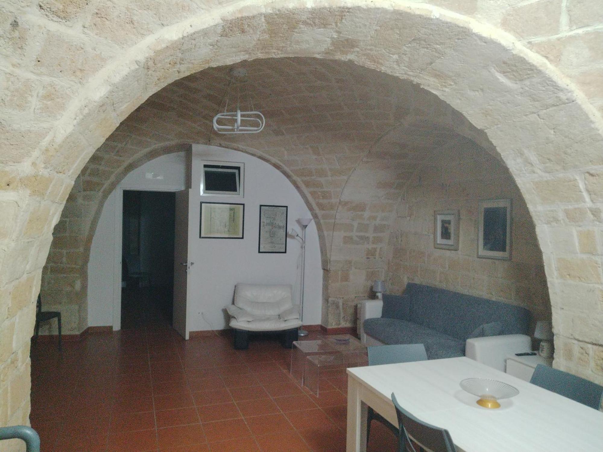 Casa Vacanza Nel Cuore Della Pietra Barletta Exterior foto